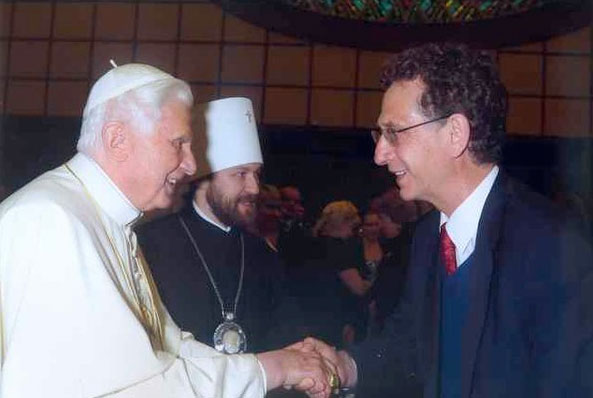 Robert Moynihan shaking hands with Pope